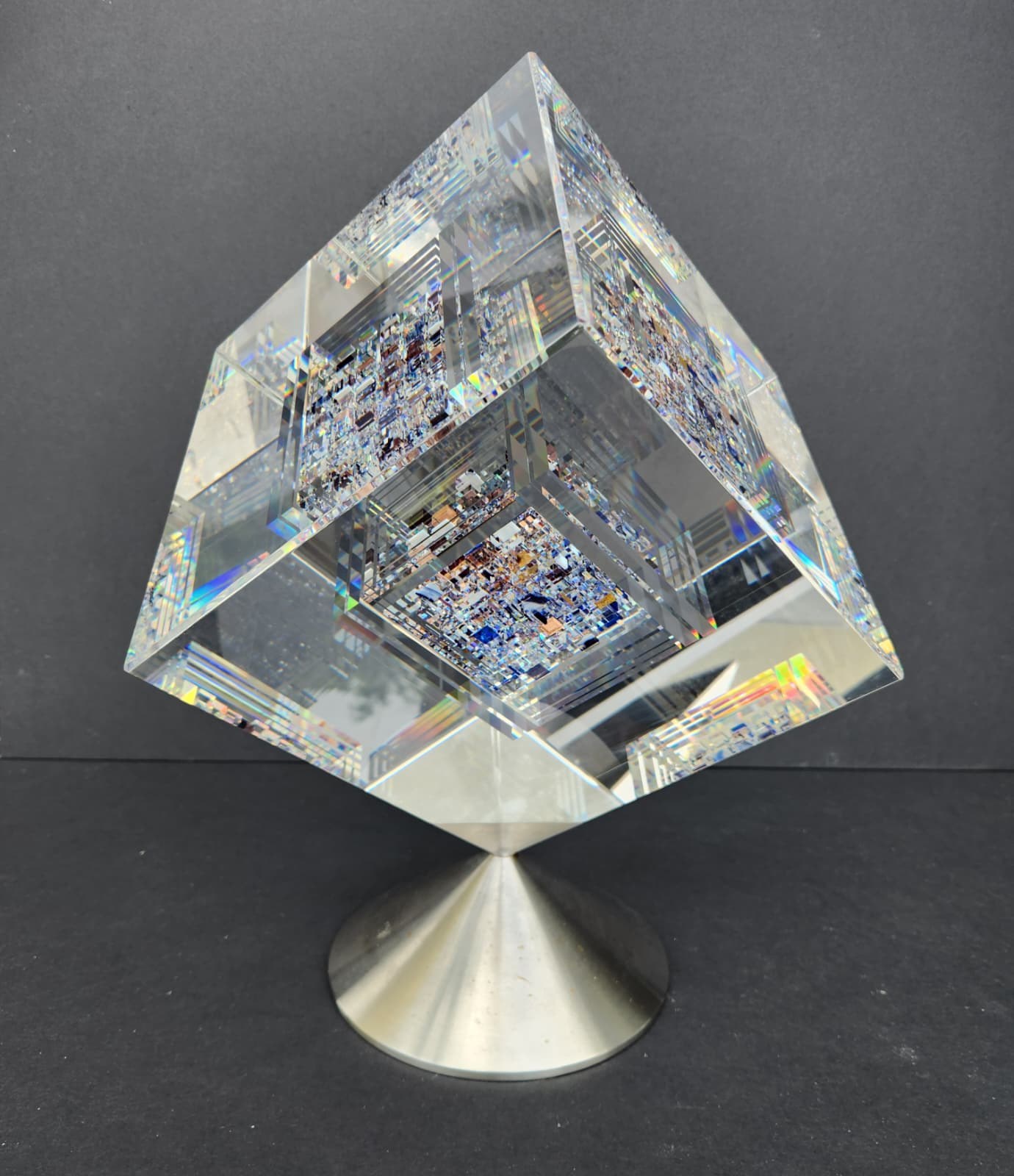 Jon Kuhn glass sculpture